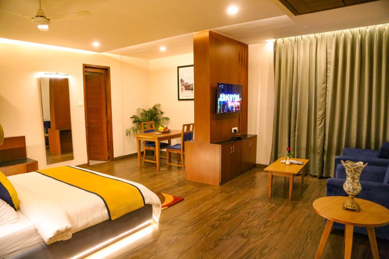 Four Leaf Hotel - Sapphire Blue, Varanasi Exteriör bild
