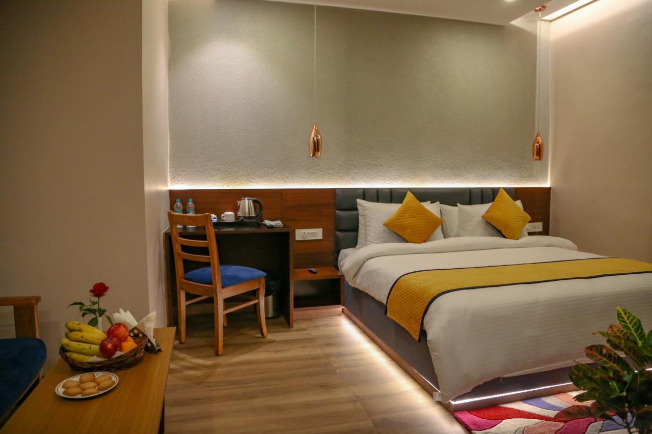 Four Leaf Hotel - Sapphire Blue, Varanasi Exteriör bild