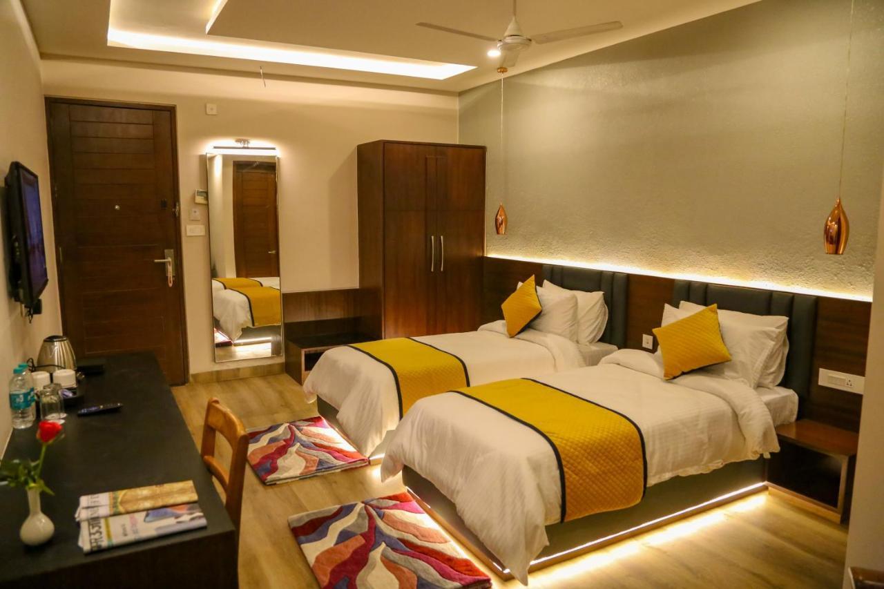 Four Leaf Hotel - Sapphire Blue, Varanasi Exteriör bild