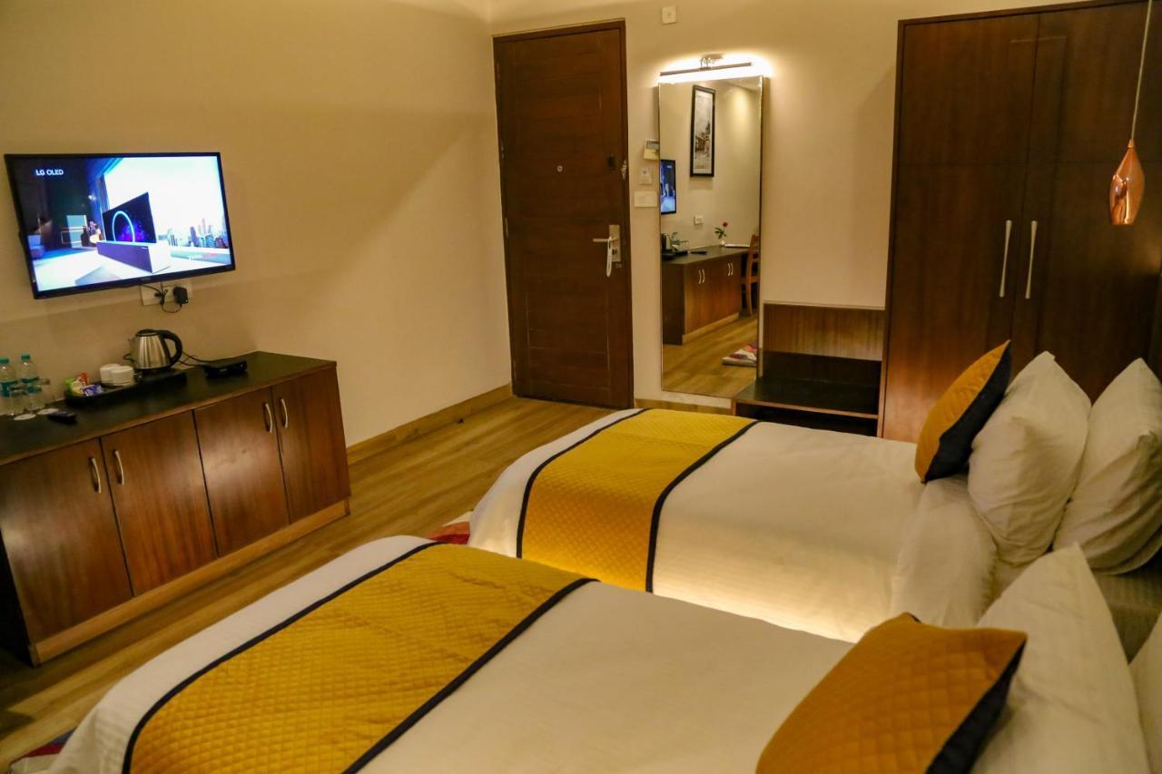 Four Leaf Hotel - Sapphire Blue, Varanasi Exteriör bild