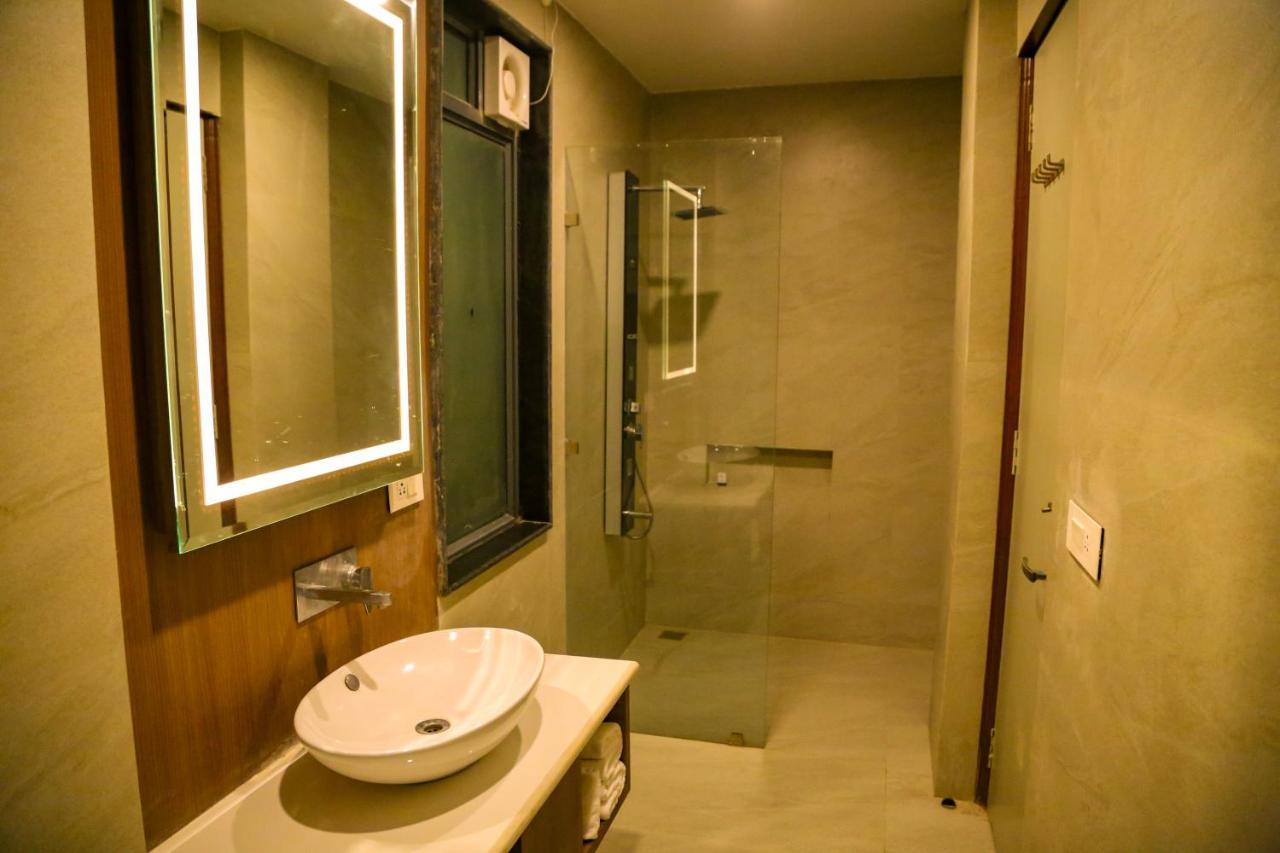 Four Leaf Hotel - Sapphire Blue, Varanasi Exteriör bild