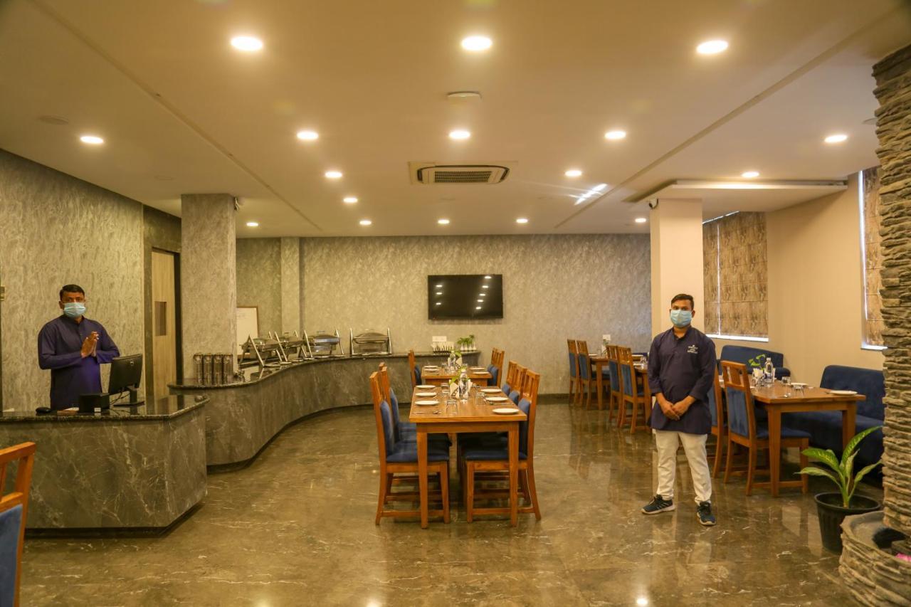 Four Leaf Hotel - Sapphire Blue, Varanasi Exteriör bild