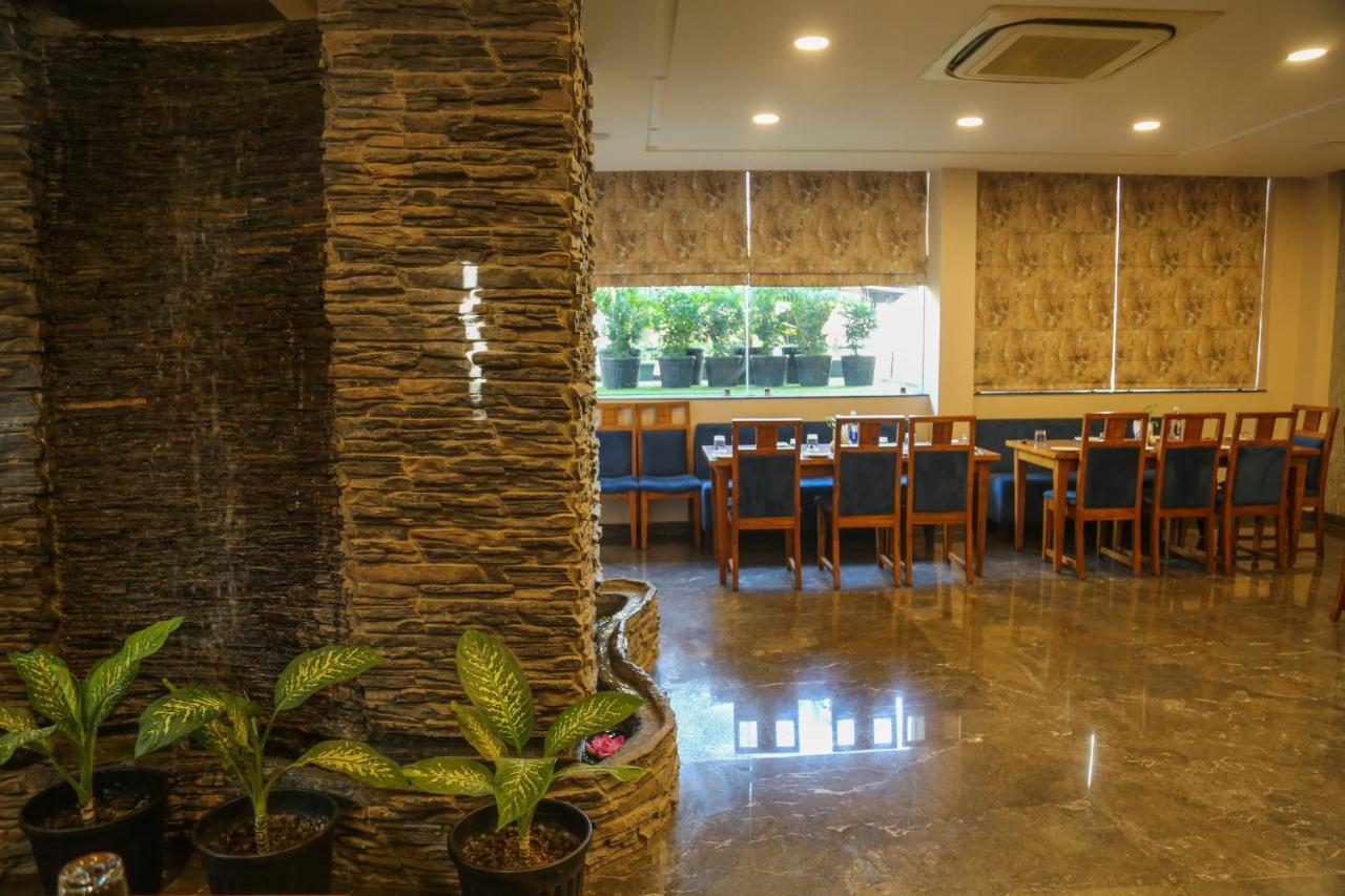 Four Leaf Hotel - Sapphire Blue, Varanasi Exteriör bild