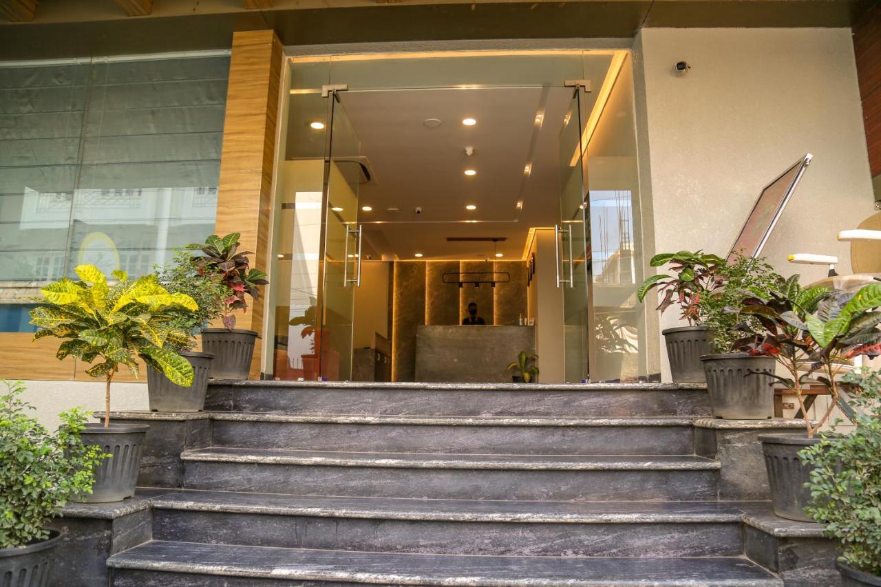Four Leaf Hotel - Sapphire Blue, Varanasi Exteriör bild