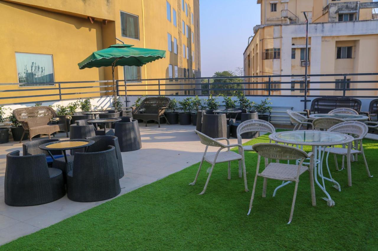 Four Leaf Hotel - Sapphire Blue, Varanasi Exteriör bild